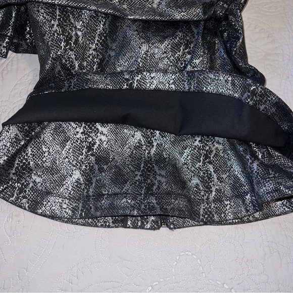 White House Black Market Petite Foiled Denim Python-Print Peplum Jacket size 2 - Picture 12 of 13